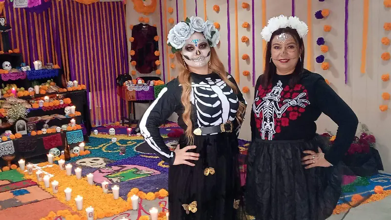 Algunas mamás se caracterizaron de catrinas para darle la bienvenida a los visitantes.